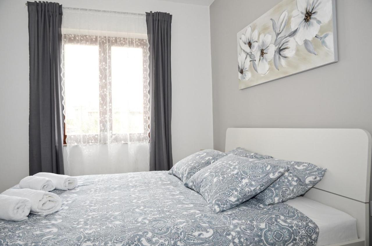 Family Friendly Apartments With A Swimming Pool Povljana, Pag - 244 Exterior foto